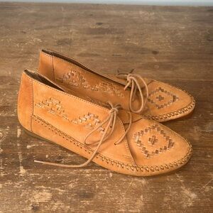 The Dingo Moc moccasins women's 7M tan leather lace up